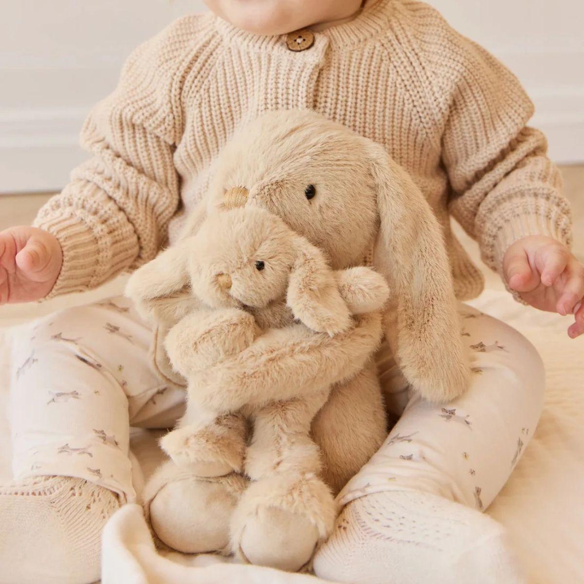 【新商品】新品未開封　hug buddy bunny land 8箱入り Snuggle Bunnies Frankie the Hugging Bunny - Caramel | Mothercare 👶